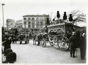 Enterrement du maire Charles Auray, corbillard sur le parvis de l'hôtel de ville : photographie noir et blanc.