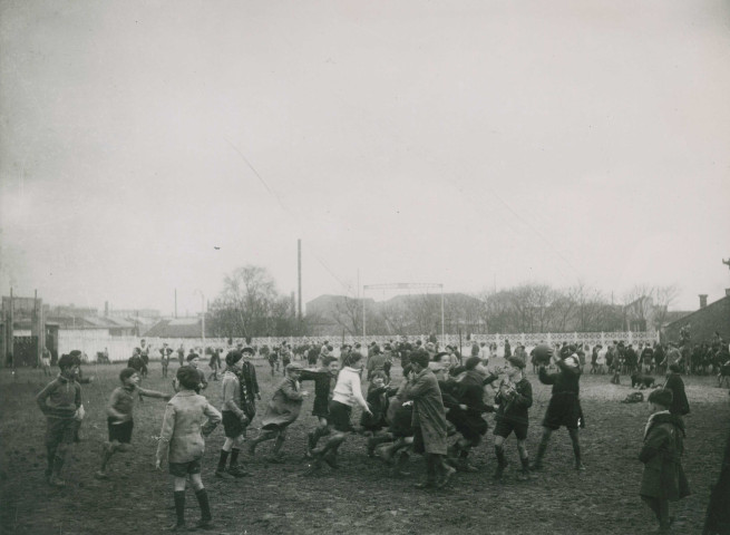 Enfants jouant au ballon sur le stade Méhul : photographie noir et blanc.