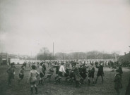 Enfants jouant au ballon sur le stade Méhul : photographie noir et blanc.