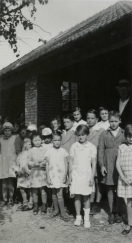 Colonies de vacances dans le nord du Morvan, groupe d'enfants posant avec le maire Charles Auray : photographie noir et blanc.