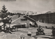 Mont Revard - Le chalet des sports et la chaîne du Mont-Blanc (la Crémaillère).