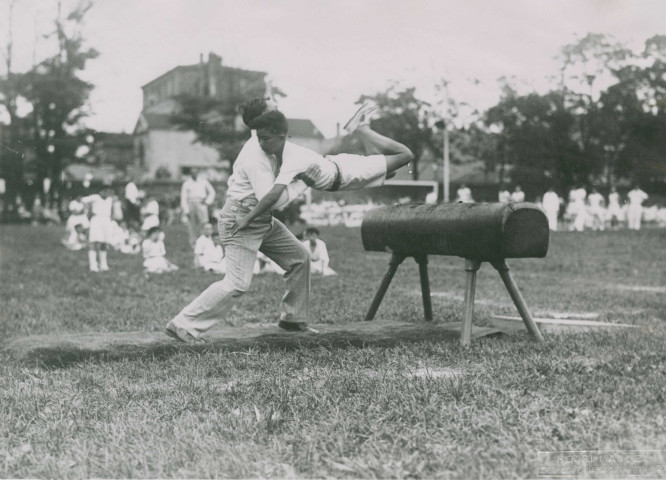 Fête d'éducation physique, saut sur cheval d'arçon : photographie noir et blanc.