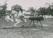 Fête d'éducation physique, saut sur cheval d'arçon : photographie noir et blanc.