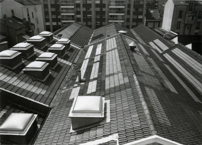 Usine Motobécane désaffectée, vue des toits : photographie noir et blanc.