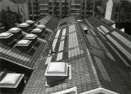 Usine Motobécane désaffectée, vue des toits : photographie noir et blanc.