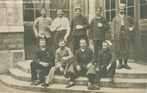 Campagne 1914-1915. - Groupe de Poilus posant devant l'Hôpital auxiliaire 119.