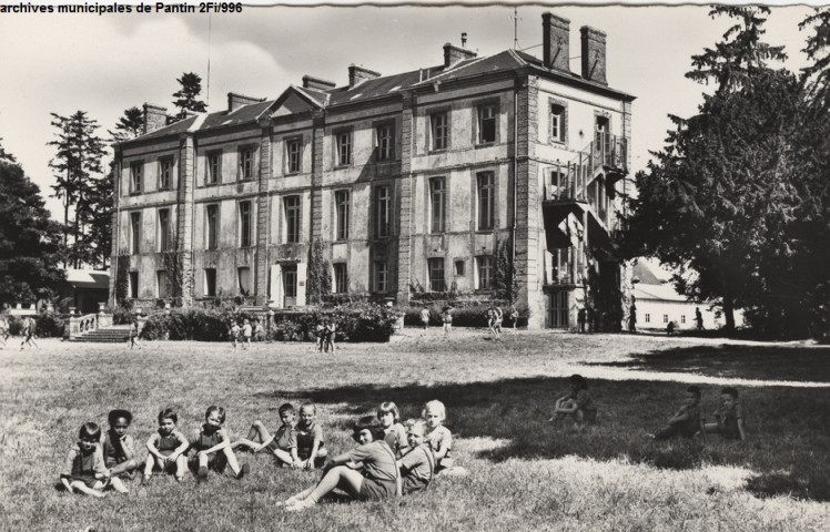 Colonie de vacances de la ville de Pantin à Saint-Martin-d'Ecublei - Le château.