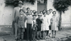 Colonies de vacances dans le nord du Morvan, groupe d'enfants posant avec le maire Charles Auray et son épouse : photographie noir et blanc.