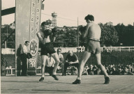 Combat de boxe au stade : photographie noir et blanc.