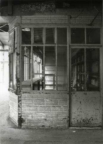 Usine Motobécane désaffectée, vue de l'intérieur : photographie noir et blanc.