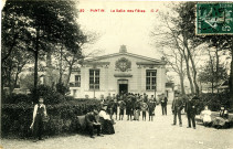Salle des fêtes rue de Paris [actuelle avenue Jean-Lolive] : carte postale noir et blanc.