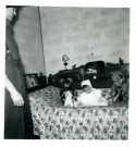 Portrait de Josiane Pillot à l'intérieur d'un logement à la cité d'urgence des Courtillières : photographie en noir et blanc.