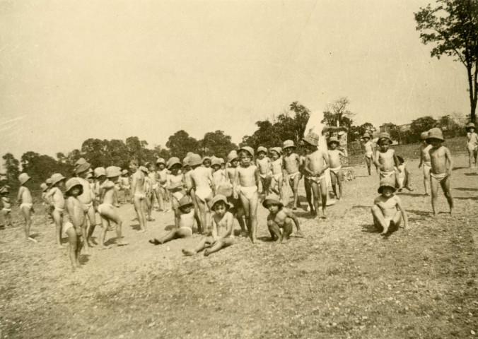 École de Plein-Air, groupe d'enfants en extérieur : photographie noir et blanc.