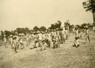 École de Plein-Air, groupe d'enfants en extérieur : photographie noir et blanc.