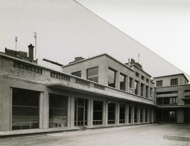 École maternelle de la route des Petits-Ponts, cour et façades intérieures de l'établissement scolaire : photographie noir et blanc.