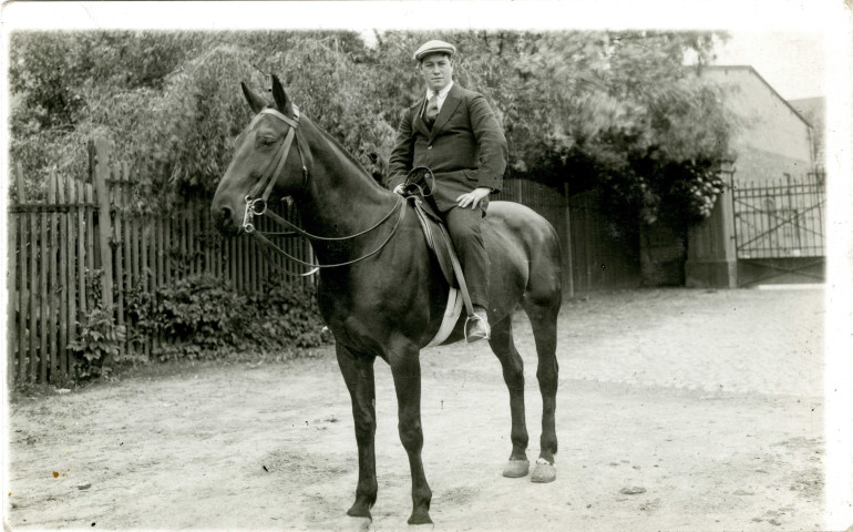 Portrait de Roger Hasenfratz montant un cheval : photographie noir et blanc.