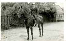Portrait de Roger Hasenfratz montant un cheval : photographie noir et blanc.