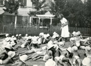 École de Plein-Air, groupe d'enfants dans le bac à sable : photographie noir et blanc.