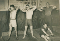 Entraînement des boxeurs Maurice Taysse, Pierre Salvatore, Roland Ney et René Taysse, culture physique : photographie noir et blanc.