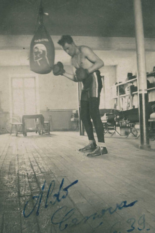 Entraînement du boxeur Aldo Canova : photographie noir et blanc.
