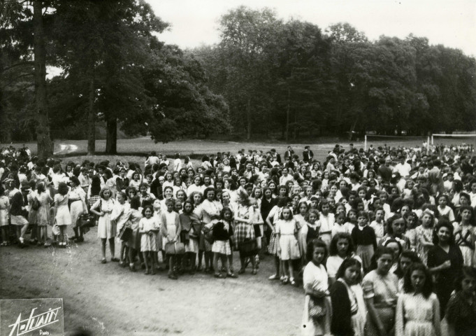 Colonies de vacances, groupe d'enfants dans le parc de Saint-Martin-d'Écublei : photographie noir et blanc.