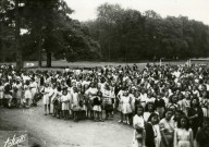Colonies de vacances, groupe d'enfants dans le parc de Saint-Martin-d'Écublei : photographie noir et blanc.