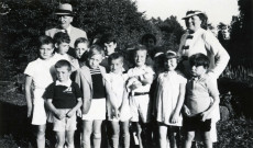 Colonies de vacances dans le nord du Morvan, groupe d'enfants posant avec le maire Charles Auray et son épouse à Vic-sous-Thil : photographie noir et blanc.