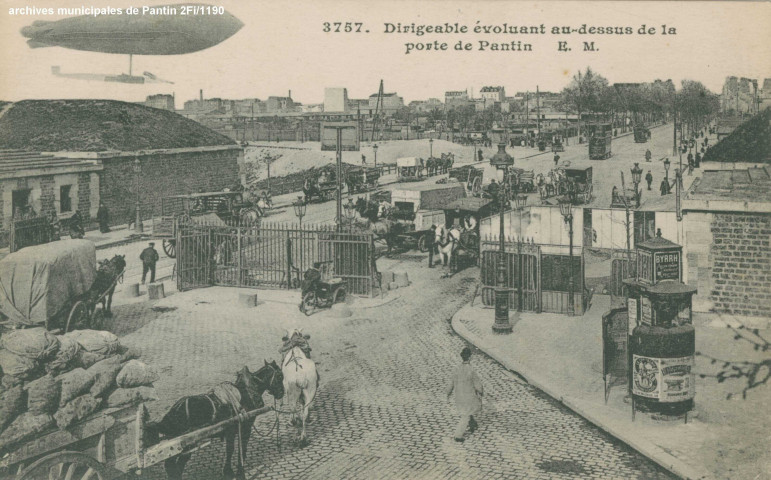 3757. Dirigeable évoluant au-dessus de la porte de Pantin.