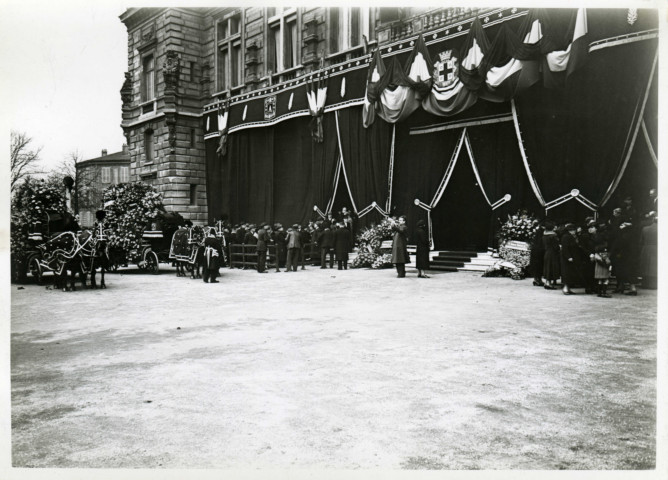 Enterrement du maire Charles Auray, hôtel de ville drapé de noir : photographie noir et blanc.