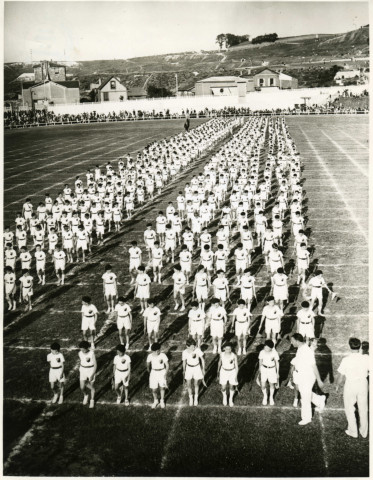 Fête d'éducation physique, mouvements d'ensemble avec des drapeaux : photographie noir et blanc.