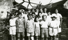 Colonies de vacances dans le nord du Morvan, groupe d'enfants à Montlay : photographie noir et blanc.