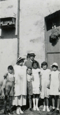 Colonies de vacances dans le nord du Morvan, groupe d'enfants posant avec le maire Charles Auray et son épouse : photographie noir et blanc.