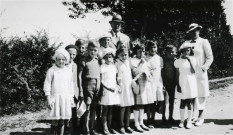 Colonies de vacances dans le nord du Morvan, groupe d'enfants posant avec le maire Charles Auray et son épouse aux Chéreaux : photographie noir et blanc.