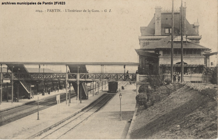 2044. Pantin - L'intérieur de la gare.