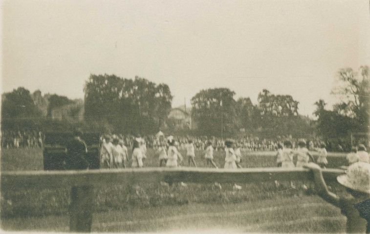 Fête d'éducation physique, enfants sur le stade : photographie noir et blanc.