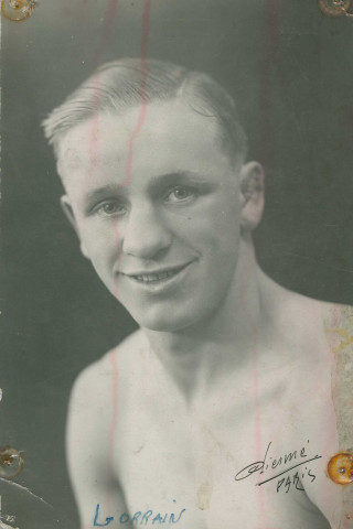 Portrait du boxeur Robert Lorrain : photographie noir et blanc.