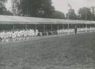 Fête d'éducation physique, défilé des enfants : photographie noir et blanc.
