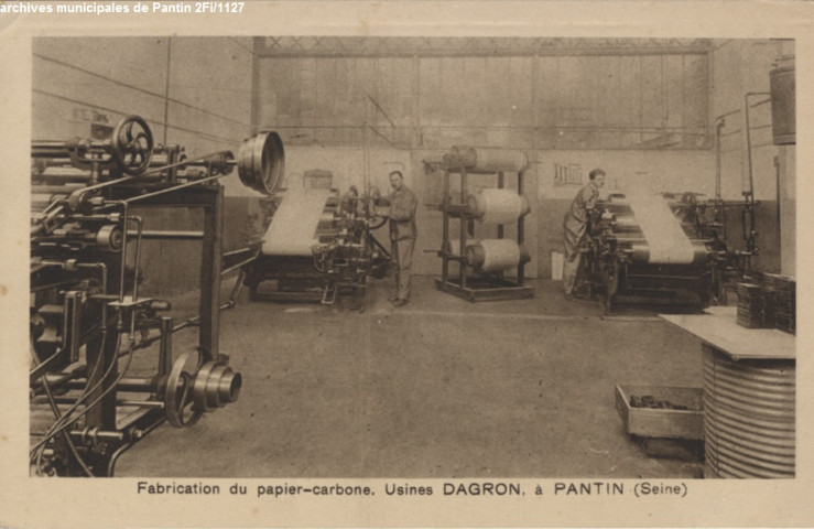 Fabrication du papier-carbone - Usines Dagron à Pantin (Seine).