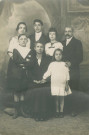 Portrait de groupe de la veuve Atamian (résidant au 61 rue de Flandre) entourée de sa famille.