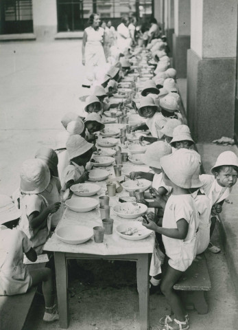 École de Plein-Air, repas en extérieur : photographie noir et blanc.