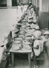 École de Plein-Air, repas en extérieur : photographie noir et blanc.