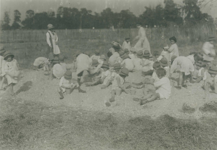 École de Plein-Air, enfants jouant dans un bac à sable : photographie noir et blanc.