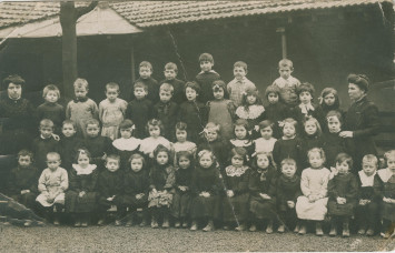 Photographie de classe de l’école maternelle du Centre, pendant l’année scolaire 1909-1910 - 2Fi1196 Carte postale reproduisant une photographie de classe de l’école maternelle du Centre, pendant l’année scolaire 1909-1910