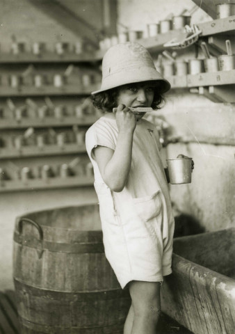 École de Plein-Air, enfant se brossant les dents avec sa brosse et son gobelet : photographie noir et blanc.