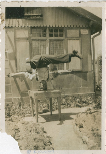 Photographie de l’acrobate Florimond Vervloet dans le jardin de sa maison en 1939