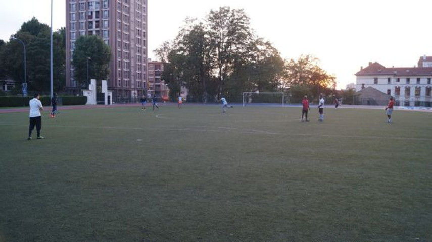 Football. - Entraînement au stade Méhul : photographie des joueurs sur le terrain.