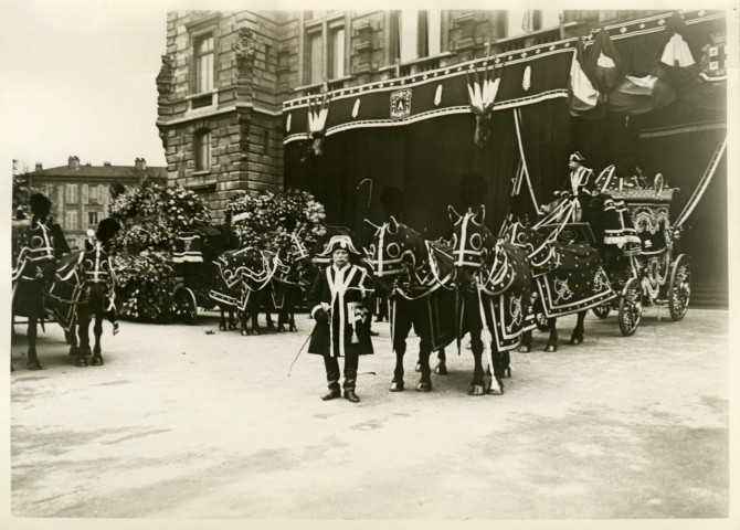 Enterrement du maire Charles Auray, corbillard sur le parvis de l'hôtel de ville : photographie noir et blanc.