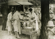 École de Plein-Air, distribution de boisson : photographie noir et blanc.