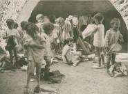 École de Plein-Air, habillage en extérieur : photographie noir et blanc.