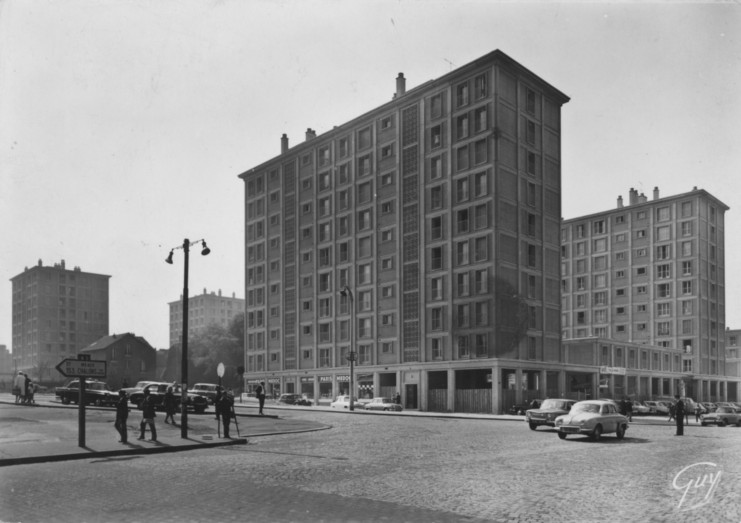 Photographie des immeubles à l’angle de la place de l’Église et de l’avenue Jean-Lolive